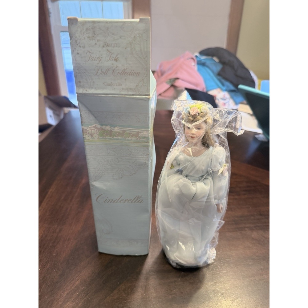 AVON Cinderella Fairy Tale Doll 1984 New in Box 9 in stand
